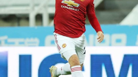 伤病的阴霾与坚韧的回归：卢克肖腿筋受伤缺席一月，回顾红魔左翼的坎坷瞬间