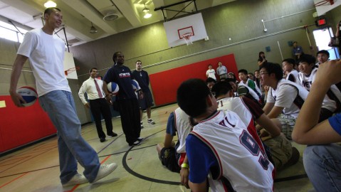 阿联老师开讲啦！易建联深入小学校园播种篮球梦