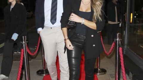 切尔西铁血队长的柔情瞬间 特里与爱妻画廊约会甜蜜如初