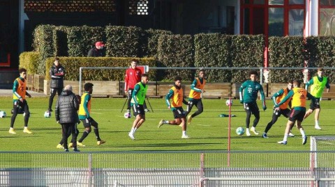 严冬中的王者气息：拜仁慕尼黑赛前备战直击