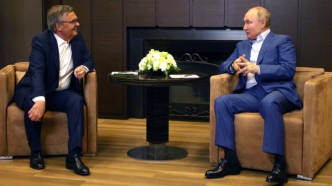 索契冰上会晤：普京与法塞尔共商俄冰球盛事