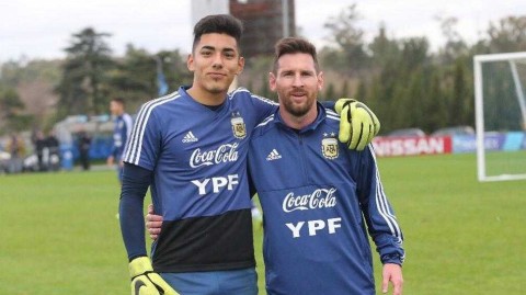 梅西的温暖瞬间：从青涩陪练到并肩作战，一代球王的传承与回响