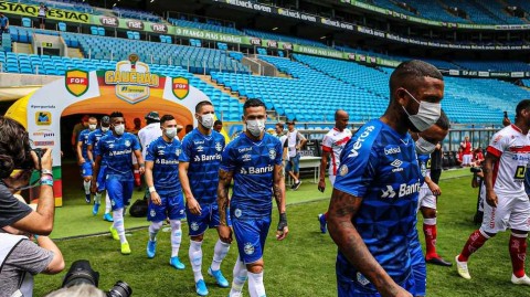 疫情肆虐下球场变危地，格雷米奥众将戴口罩无言抗议