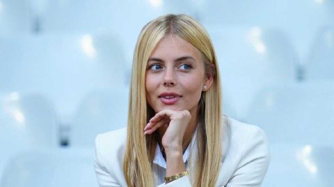 欧冠决赛前的温情时刻库尔图瓦与女友的暖心互动