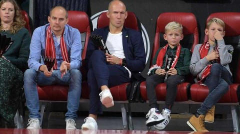 父爱相伴，心系赛场：罗本携子见证拜仁篮球之旅，战局牵动眉梢