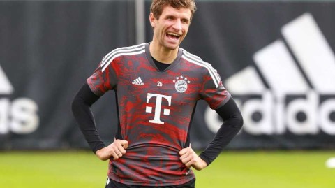 欧冠战鼓擂响 拜仁众将训练场展笑颜全力备战