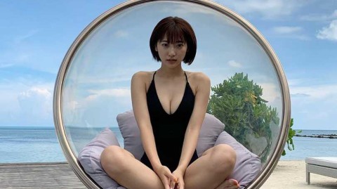 日本女星武田玲奈演绎清新球衣风采