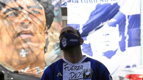 最后的围堵：马拉多纳入院瞬间，私人医生在闪光灯下的仓皇背影