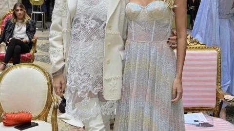 水城玫瑰，闪耀米兰：莫拉塔爱妻爱丽丝·坎佩洛时装周掠影