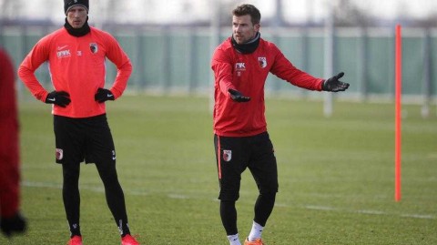 巴伐利亚德比前夕：奥格斯堡在残阵与疫情阴影下苦练