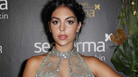 从柜姐到秀场女王：乔治娜·罗德里格斯的时尚征途