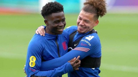 三狮军团笑声备战，快乐足球闪耀欧洲杯前夕