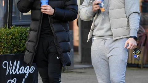 英超老将的悠闲时光 菲尔·巴德斯利兄弟柴郡街头漫步