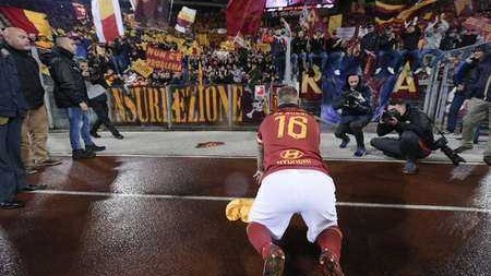 泪别狼王：德罗西跪地亲吻罗马，十八载忠诚永驻奥林匹克