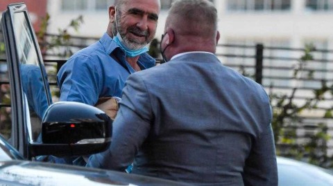 白发国王重返领地：坎通纳漫步曼彻斯特街头