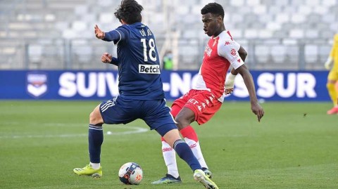 法甲第三十三轮巅峰对决：波尔多主场惨遭摩纳哥碾压，争冠格局风起云涌