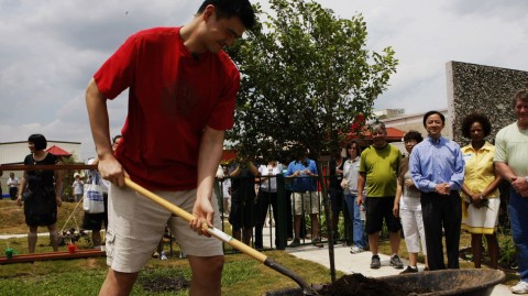 2026米兰冬奥会火炬传递姚明重温环保初心绿色足迹引关注