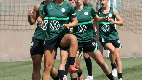 绿茵场上的狼堡女足：新赛季备战的热血瞬间