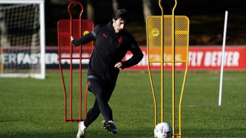 红黑军团训练场集结 托纳利率众将蓄力意甲征程