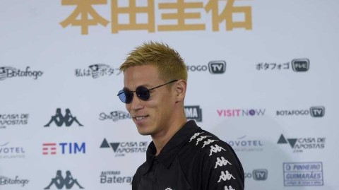 日本传奇中场本田圭佑登陆里约，博塔弗戈球迷热情迎接新10号