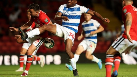 联赛杯激战夜：山谷球场灯火下的绿茵搏杀