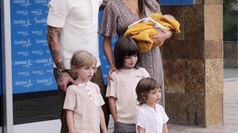 拉莫斯喜迎四公子 妻子携六口之家幸福出院 马德里街头定格温馨瞬间