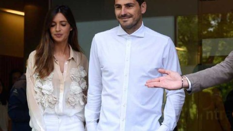 圣卡西重现笑容，携手爱妻康复出院