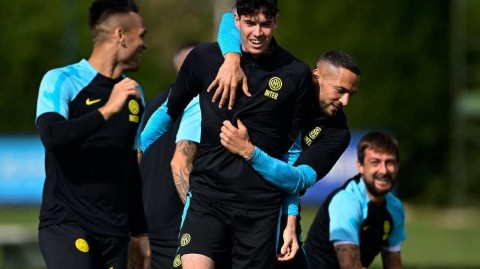 欧冠烽火再燃 国际米兰众将备战训练展露从容姿态