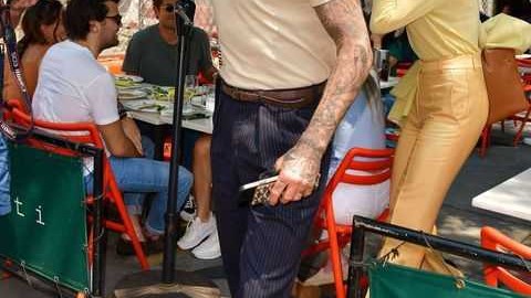 纽约街头十指紧扣，贝克汉姆夫妇用二十年书写“好丈夫”的深情定义