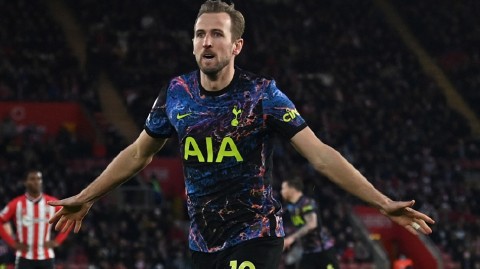 英超激战圣玛丽 十人圣徒逼平热刺凯恩点射难救主