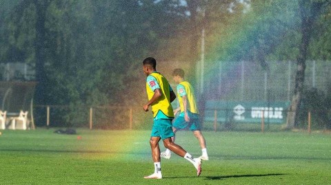 绿白军团蓄势待发：不莱梅备战新赛季德甲，在夏日阳光下挥汗如雨