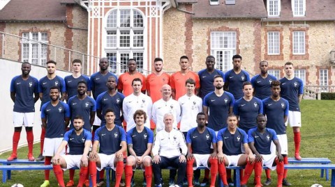 克莱枫丹的荣耀传承：法国雄鸡拍摄欧预赛全家福，剑指欧洲之巅