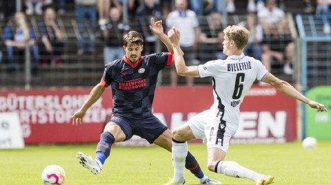 绿茵场上的友谊与对抗：比勒费尔德对阵埃因霍温的夏夜记忆