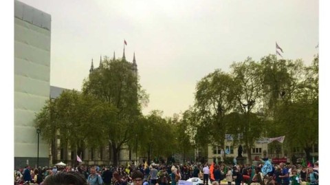 前英超悍将裸体彩绘走上伦敦街头 号召立即行动应对气候危机