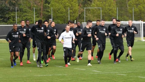 “约维奇风云：法兰克福锁死妖锋，皇马巴萨挖角梦碎？”