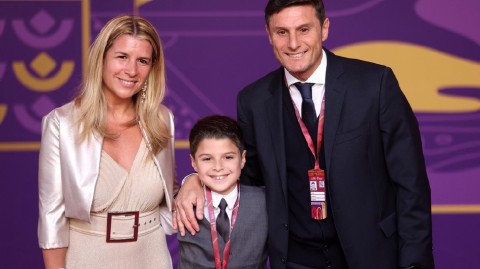 萨内蒂携挚爱亮相世界杯红毯荣耀时刻于多哈璀璨绽放