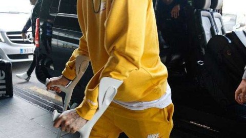 内马尔重伤拄拐现身巴塞罗那机场，巴萨队医成昔日巨星最后的“救命稻草”