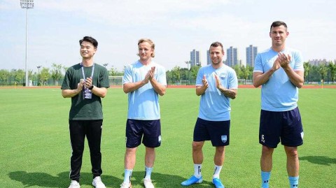 绿茵传递爱心：悉尼FC众将苏州引领公益足球课