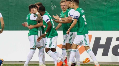 欧联杯激战：阿森纳客场逆转维也纳快速，镜头下的经典瞬间