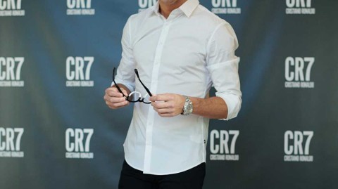 C罗墨镜新作演绎酷感型格 运动场外的时尚传奇