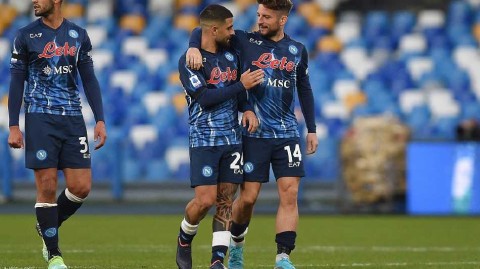 意甲烽火：那不勒斯四球横扫萨勒尼塔纳，蓝色狂潮席卷马拉多纳球场