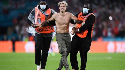 温布利的不速之客：回望2020欧洲杯决赛上的闯入瞬间