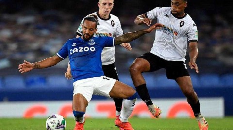 古迪逊公园的蓝调之夜：埃弗顿轮换阵容轻取索尔福德城，轻松晋级联赛杯下一轮