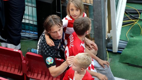 莫德里奇与队友们赛后拥抱孩子 绿茵铁汉的温柔瞬间