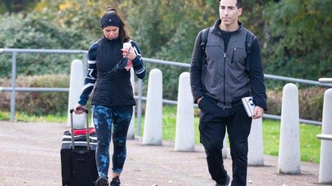 瓦尔迪爱妻冰上彩排绽放灿烂笑容 携手舞伴备战大赛信心十足