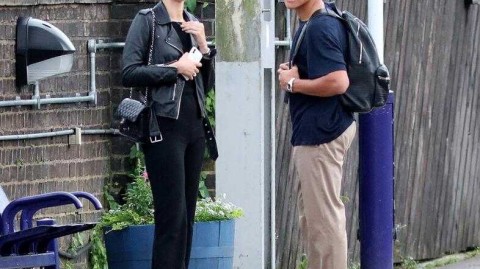 曼联球星桑切斯因火车延误意外曝光新恋情 肤白貌美女友陪伴南下备战切尔西