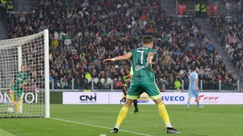 群星闪耀安联：C罗倒钩憾未破门，与皮尔洛托蒂联手缔造温情一夜