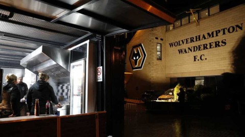 山海虽远，心意相连：英超狼队与复星万里驰援狼郡医护