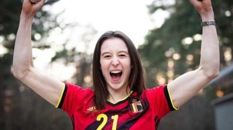 东京奥运会战袍揭开神秘面纱 比利时女将亲身演绎“欧洲红魔”新风尚