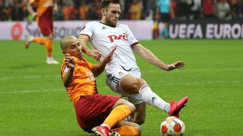 伊斯坦布尔寒夜中的平局，加拉塔萨雷憾平莫斯科火车头